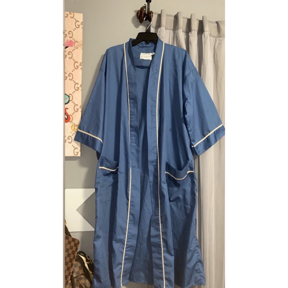 Yves saint laurent vintage robe - Never worn because it’s a bit too big. No tie.